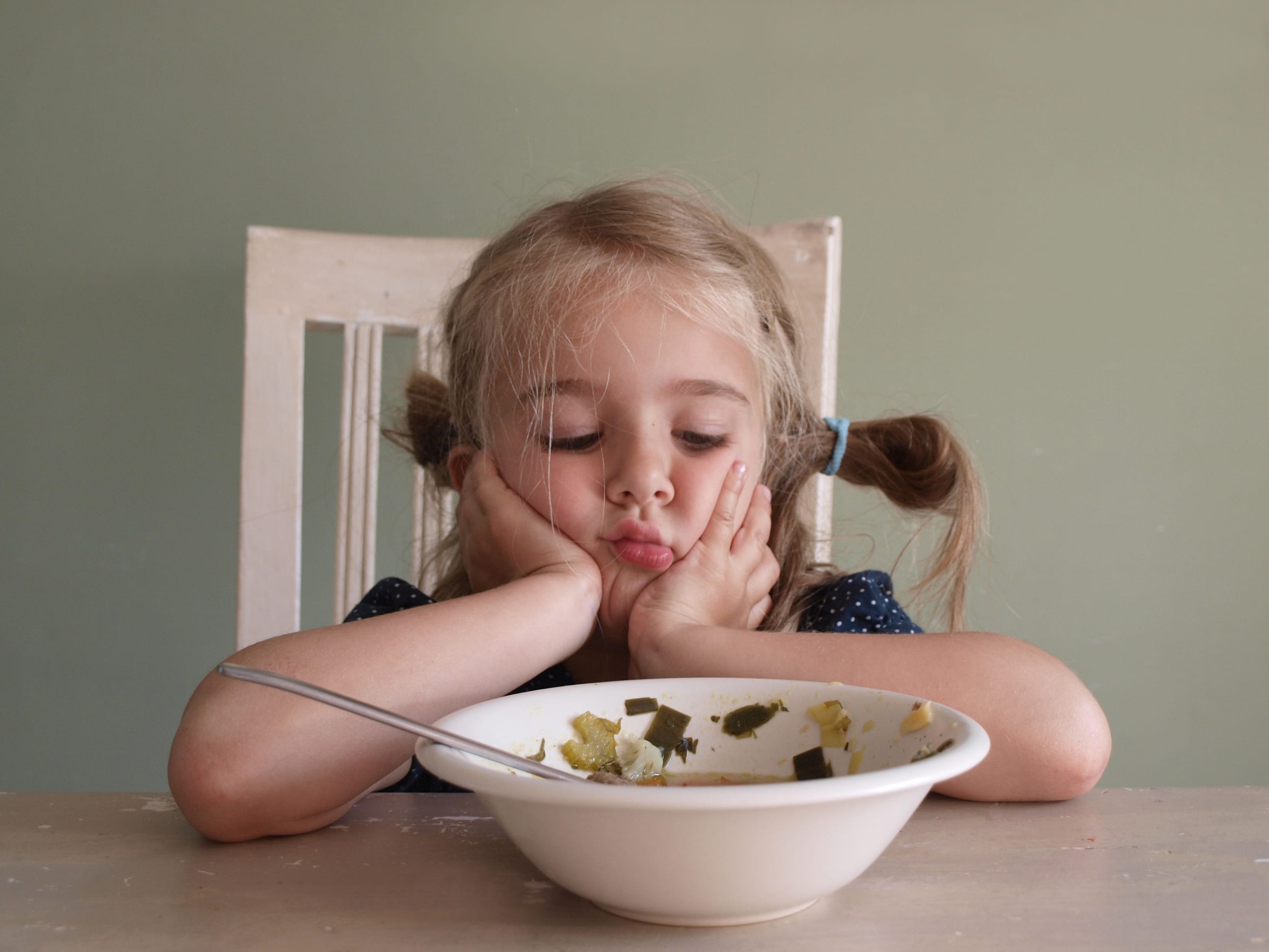 Суп невкусный. Невкусная еда. Ребенок ест суп. Ребенок не хочет кушать. Девочка кушает.